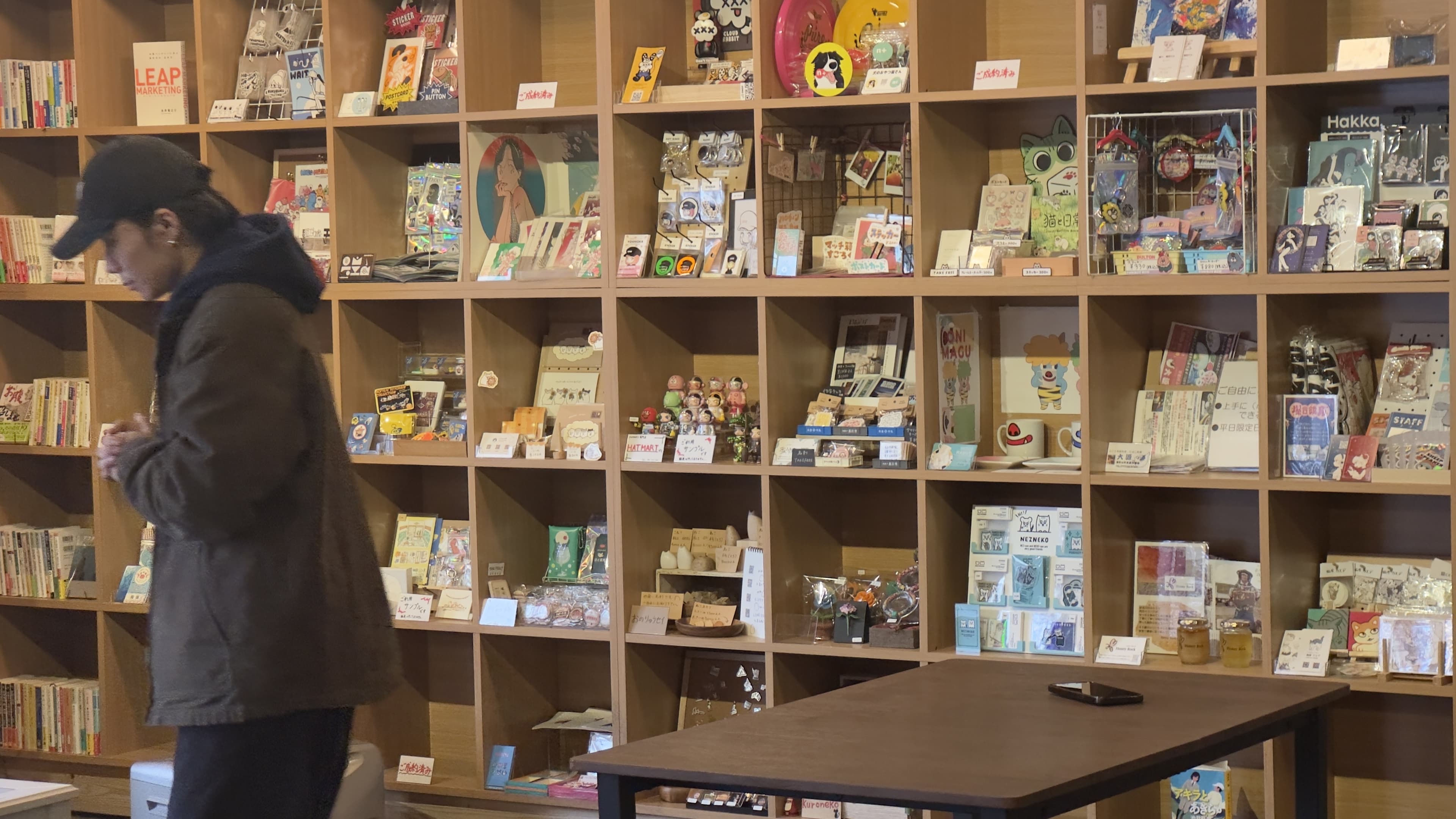 Tsunaga Room 店内 — 壁一面のハコカラ棚