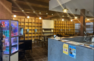 店内の棚とテーブルの様子（ハコカラ）